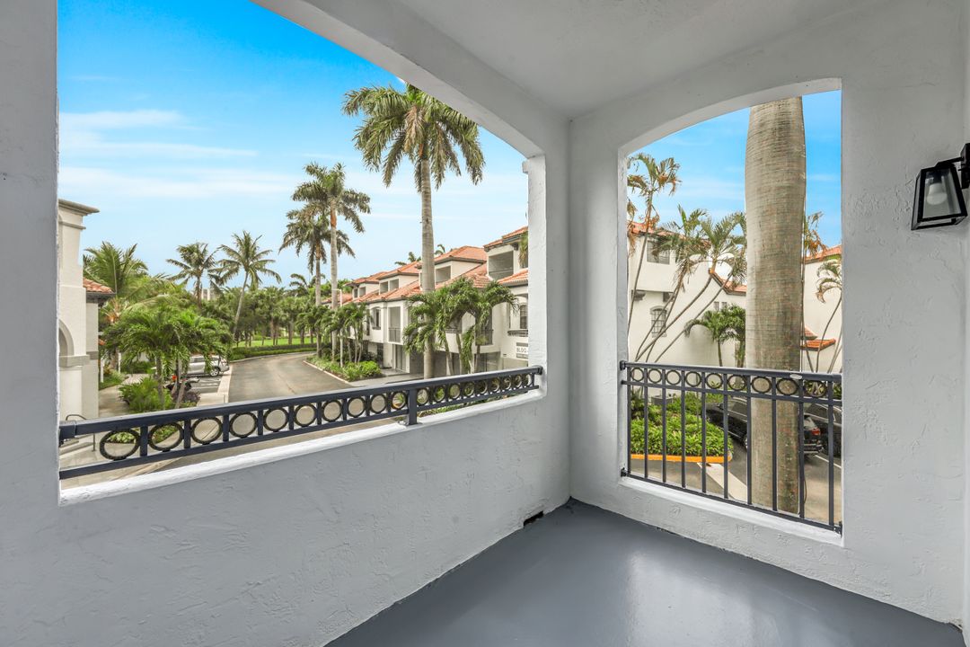 19680 E Country Club Dr, Miami, FL 33180