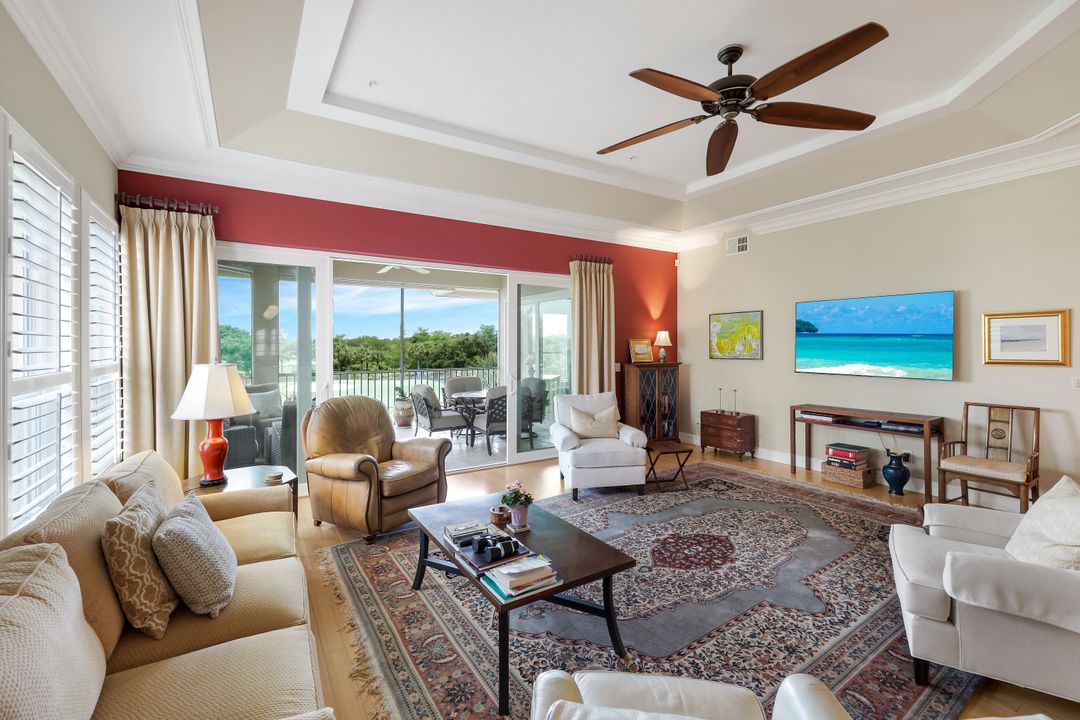 1895 Les Chateaux Blvd #302, Naples, FL 34109