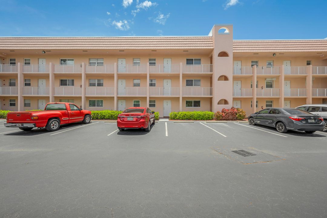 300 Forest Lakes Blvd #104, Naples, FL 34105