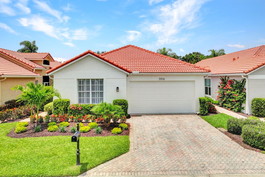 5910 Almaden Dr, Naples, FL 34119