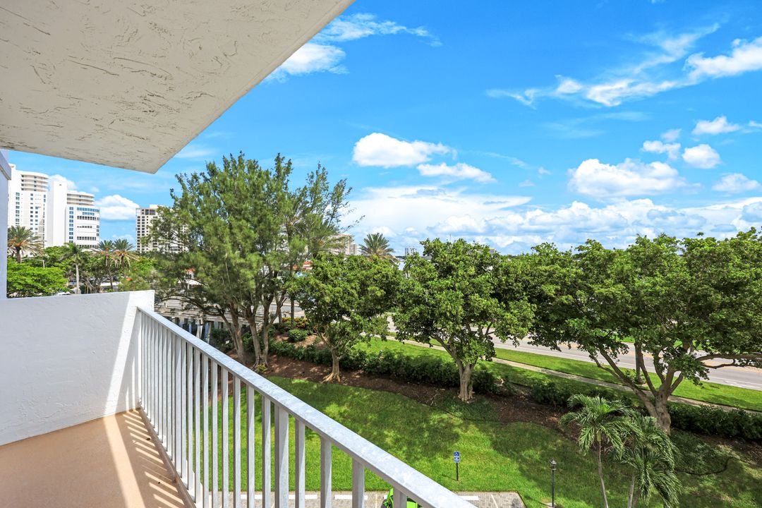 250 Park Shore Dr, Naples, FL 34103