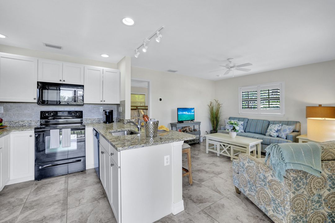655 8th Ave S #6, Naples, FL 34102