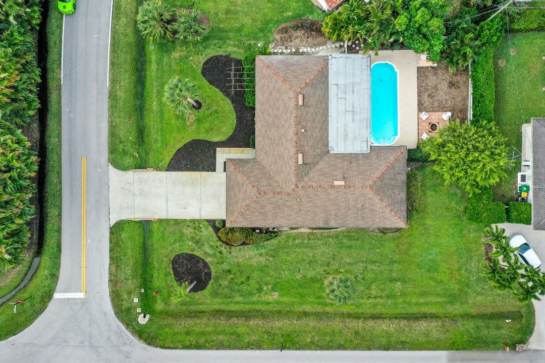 289 Burning Tree Dr, Naples, FL 34105