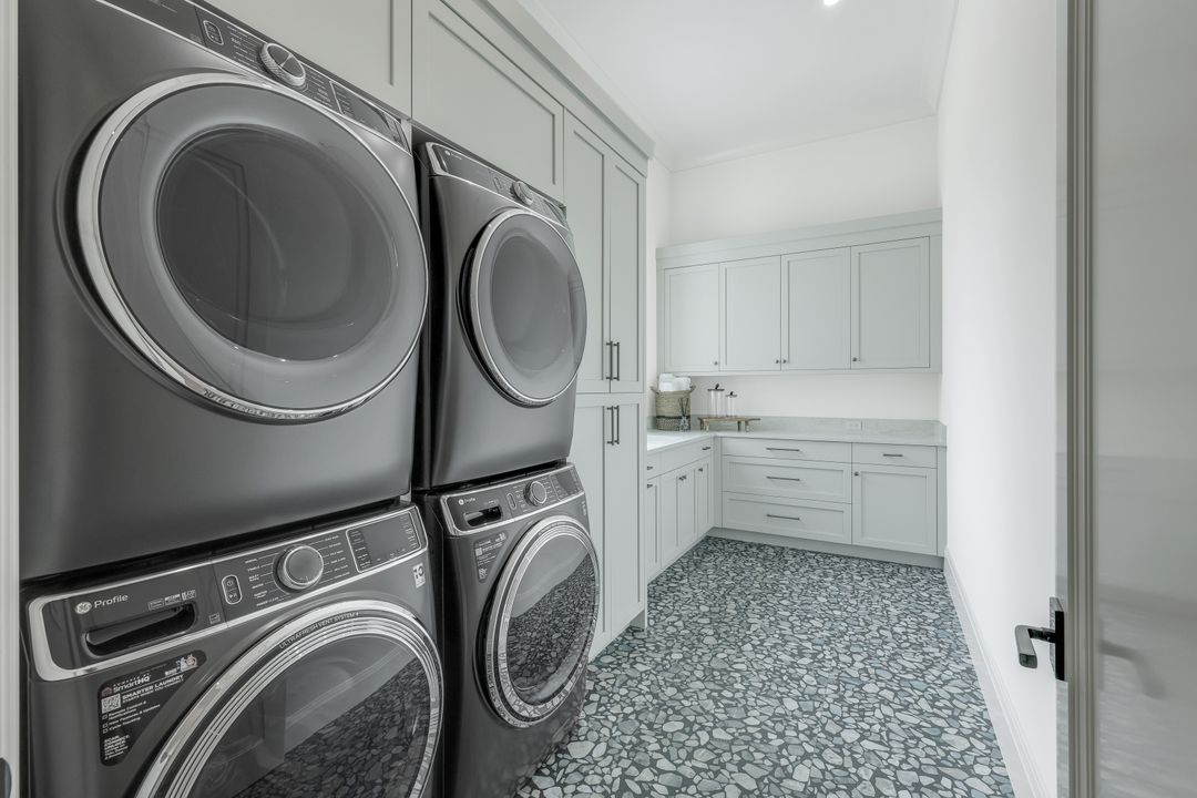 208 Hickory Rd, Naples, FL 34108