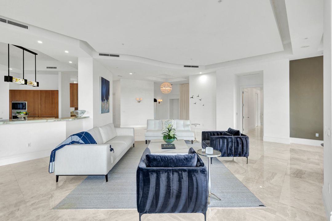 13675 Vanderbilt Dr #210, Naples, FL 34110