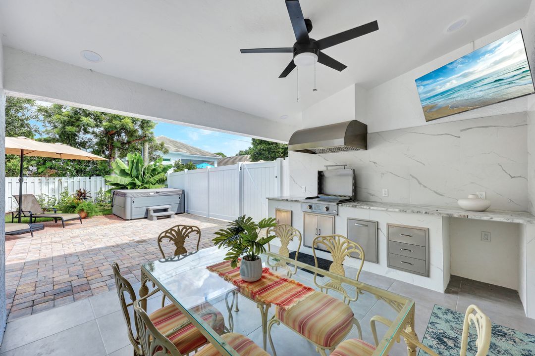 565 93rd Ave N, Naples, FL 34108