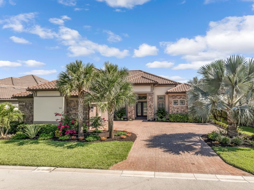 9071 Sorreno Ct, Naples, FL 34119