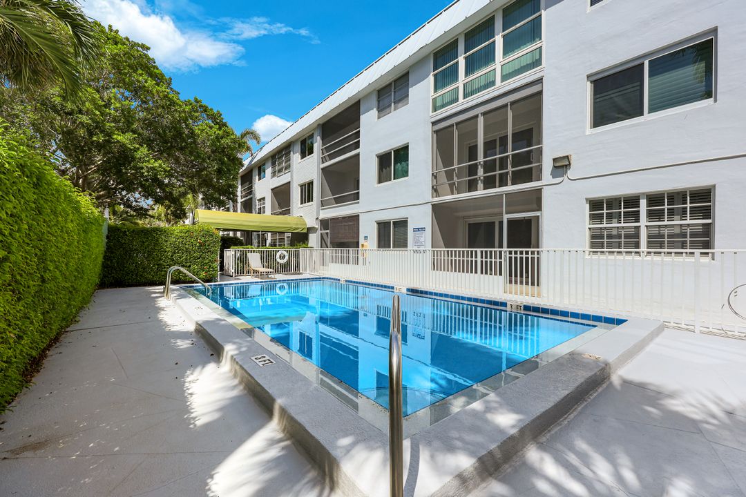 72 7th St S #202, Naples, FL 34102