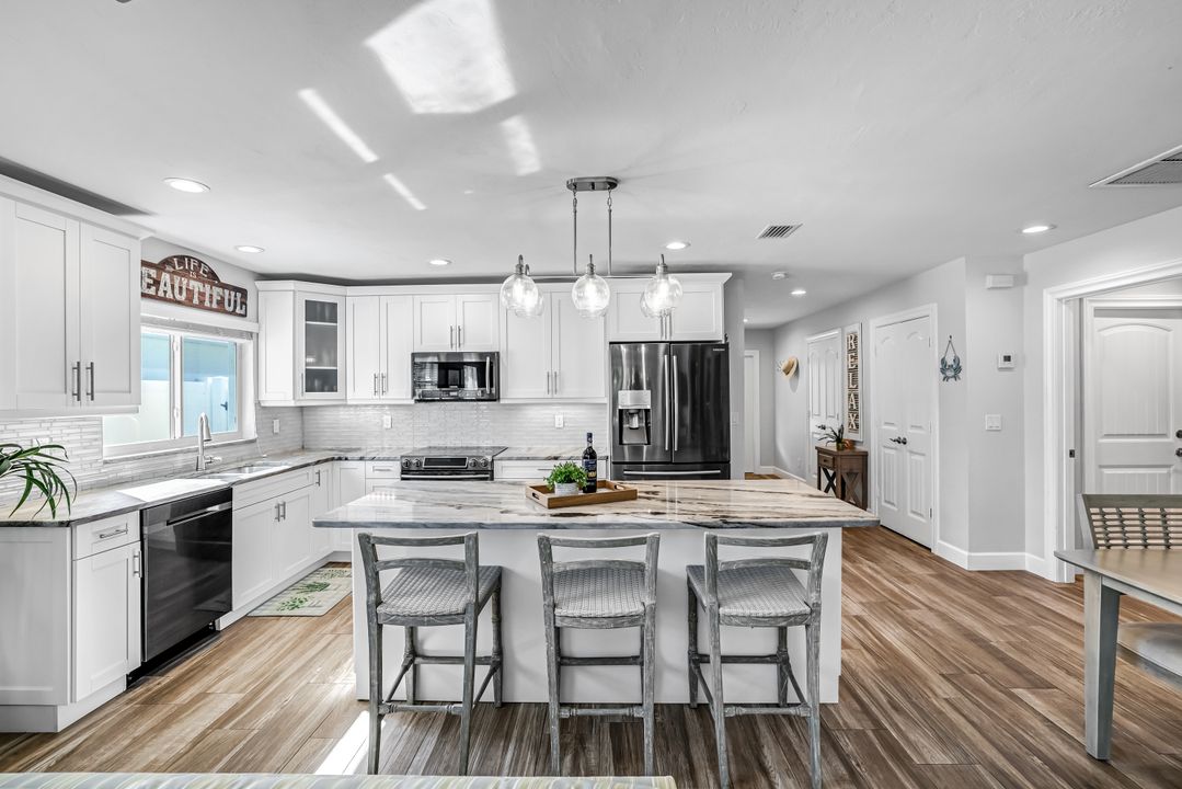 737 91st Ave N, Naples, FL 34108