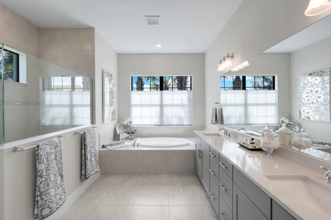 9577 Everglades Dr, Naples, FL 34120