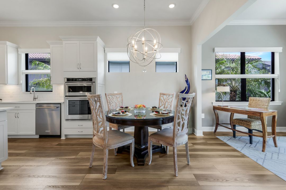 9721 Everglades Dr, Naples, FL 34120