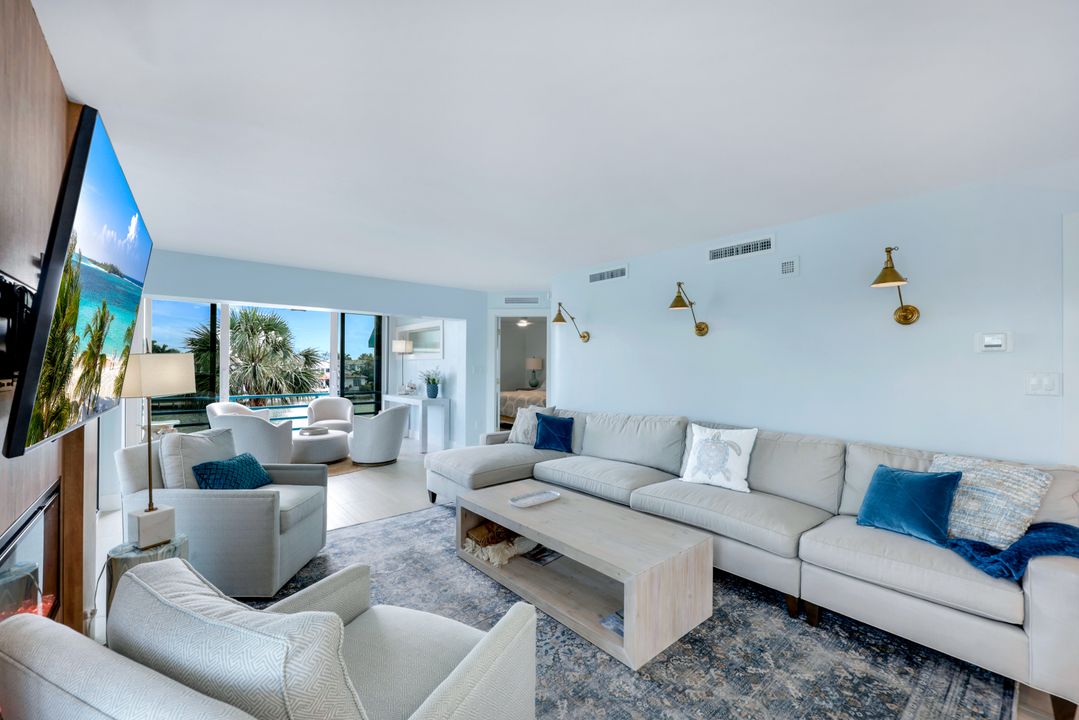 305 Park Shore Dr, Naples, FL 34103