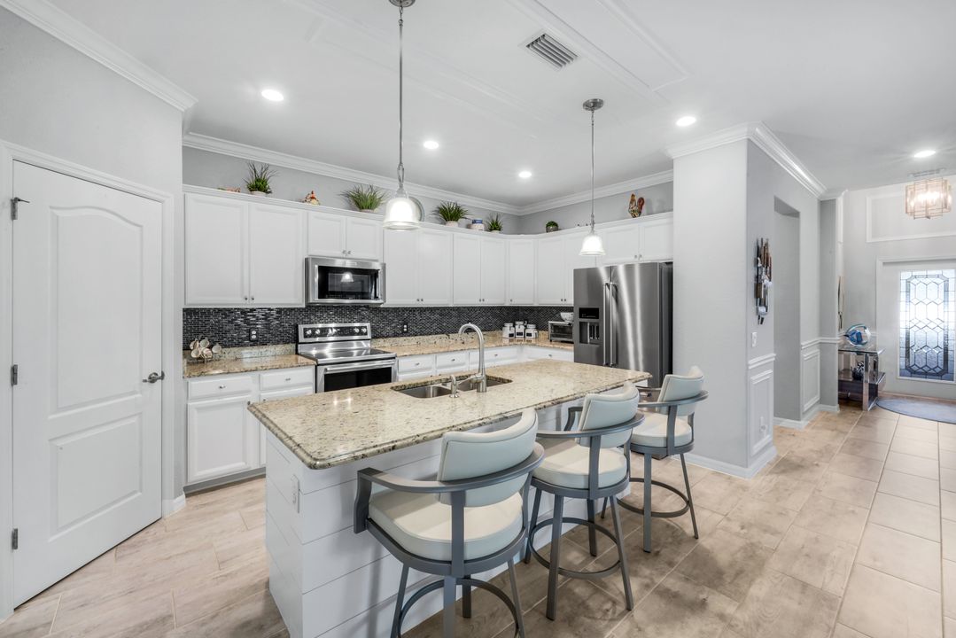 4244 Raffia Palm Cir, Naples, FL 34119