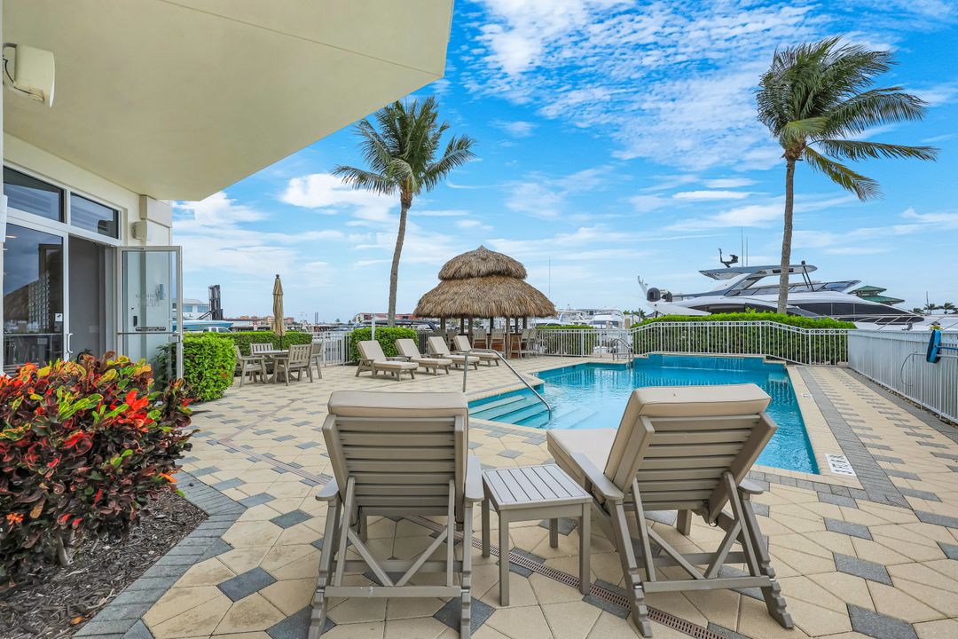891 10th St S, Naples, FL 34102