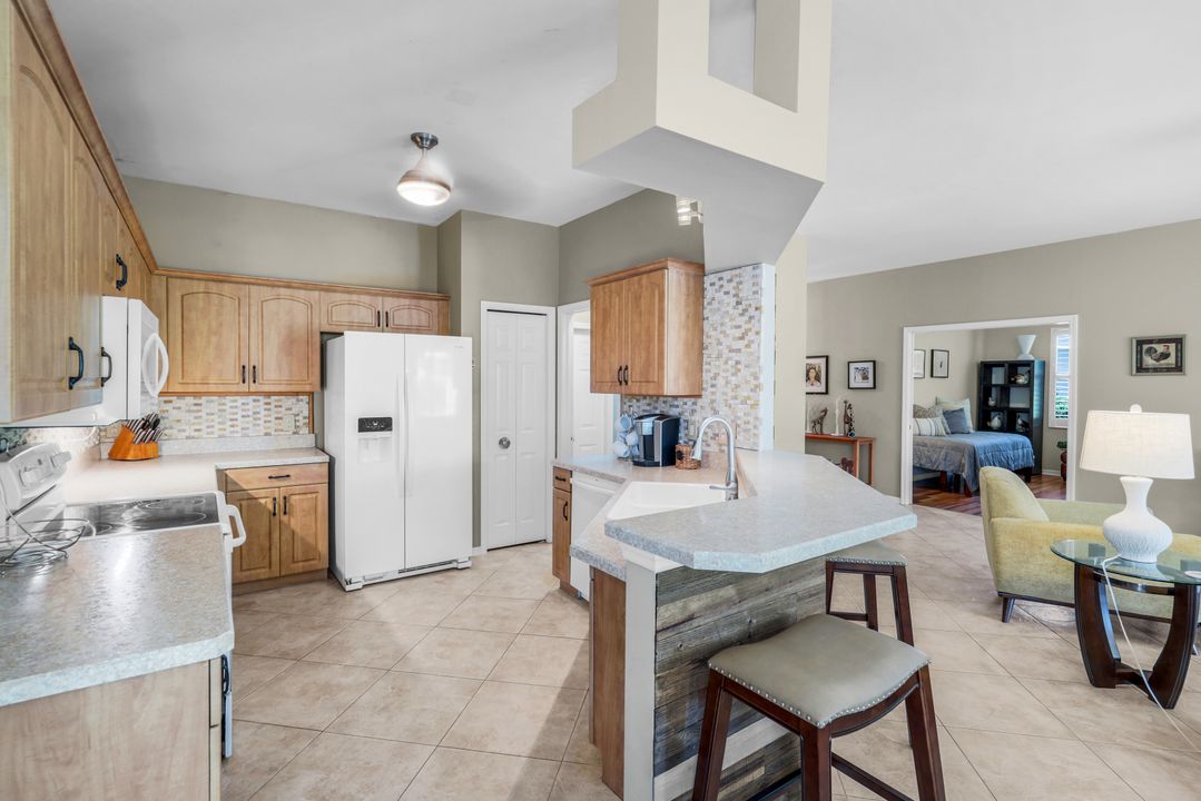 200 Stanhope Cir, Naples, FL 34104