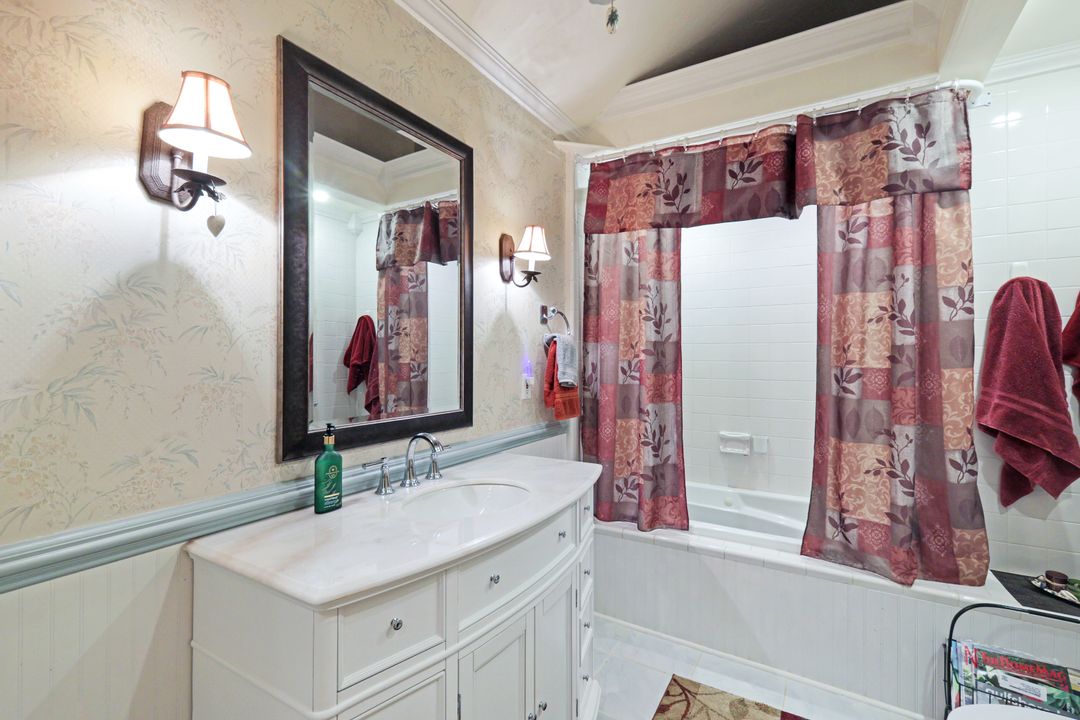 84 Valley Stream Ln, Naples, FL 34113