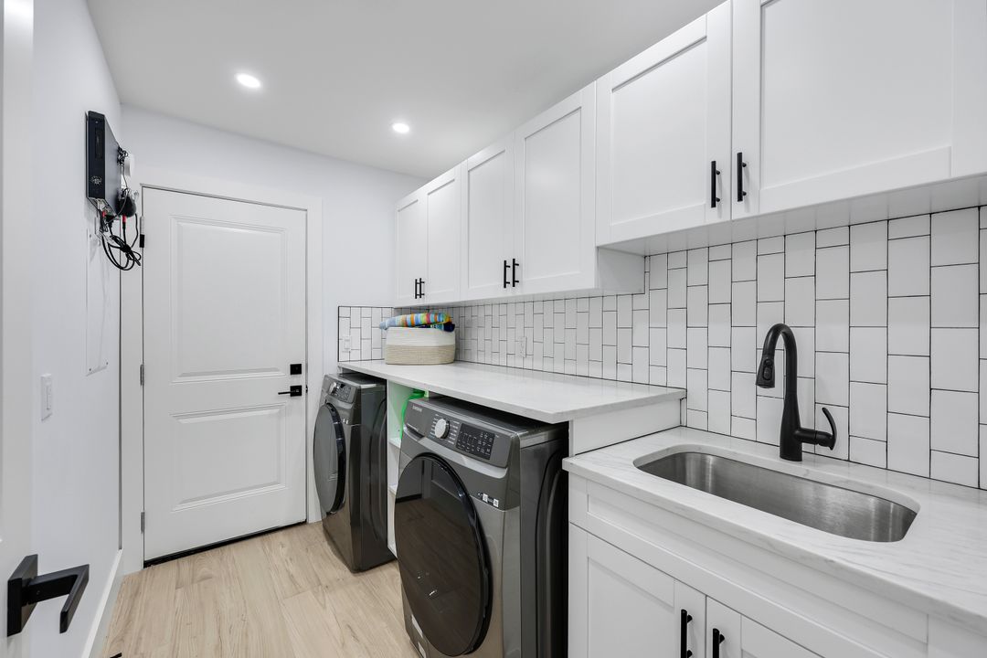 806 Knoll Wood Ct, Naples, FL 34108