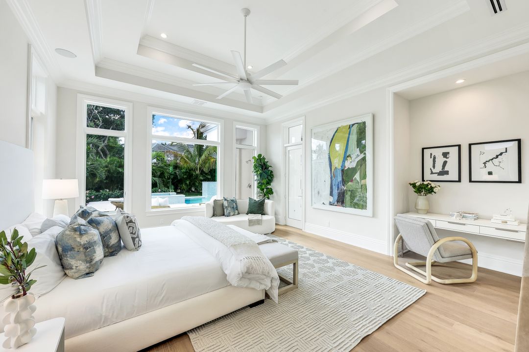 726 Riviera Dr, Naples, FL 34103