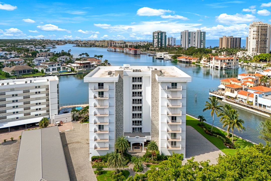250 Park Shore Dr, Naples, FL 34103