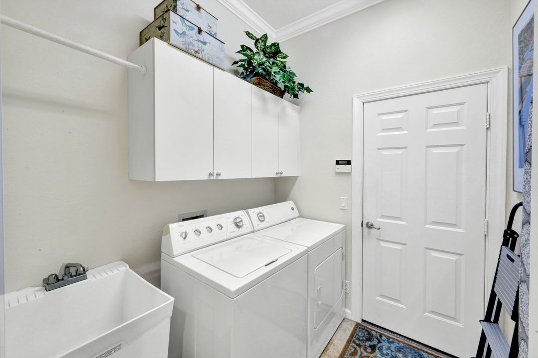 16208 Parque Ln, Naples, FL 34110