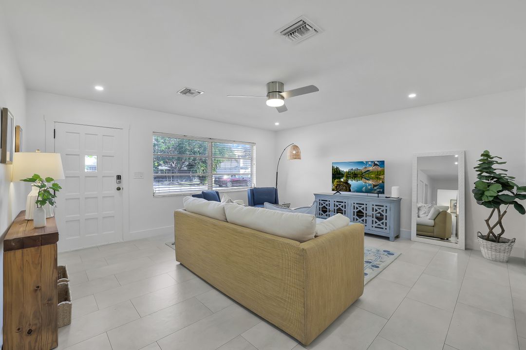 854 101st Ave N, Naples, FL 34108