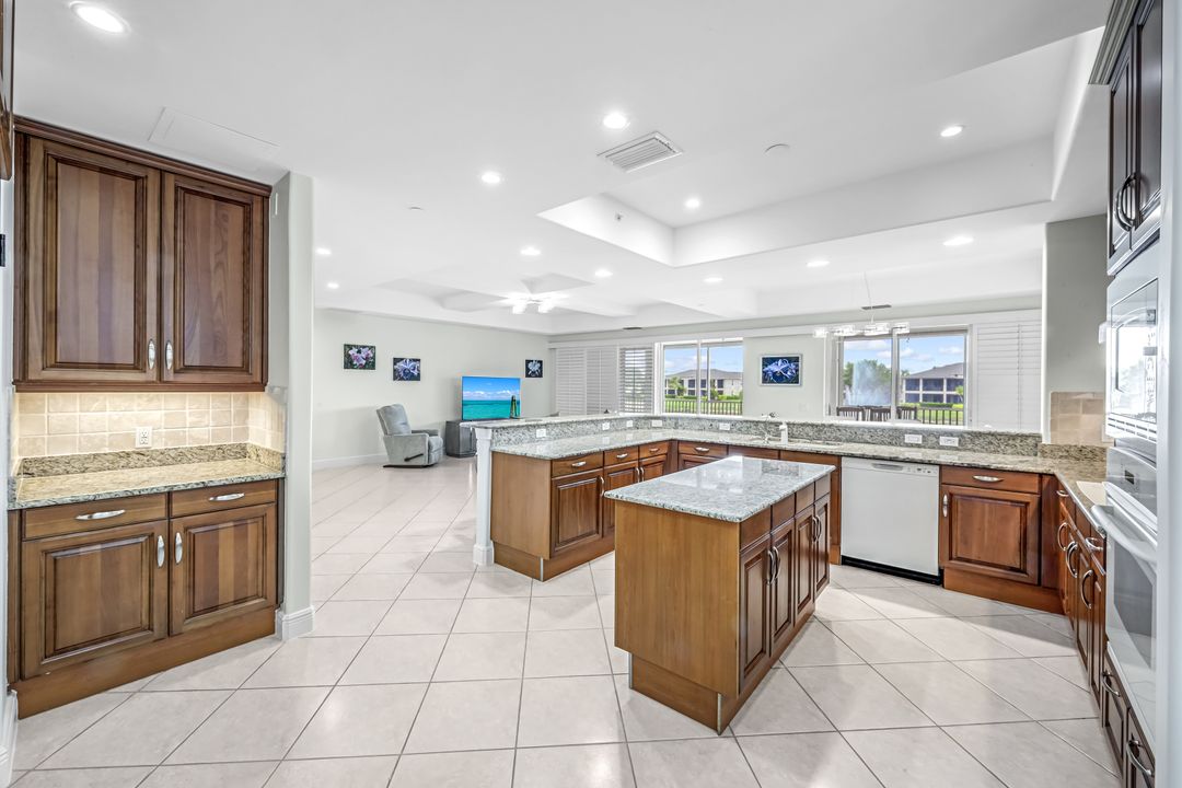 510 Avellino Isles Cir #2202, Naples, FL 34119