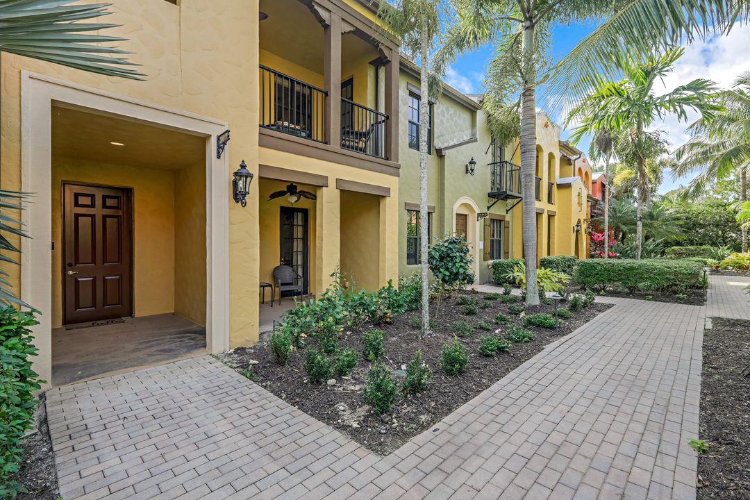 8949 Malibu St #302, Naples, FL 34113