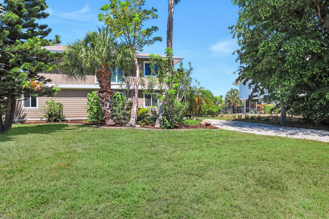 673 E Rocks Dr, Sanibel, FL 33957