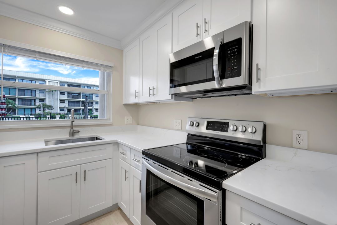3200 Gulf Shore Blvd N  #115, Naples, FL 34103