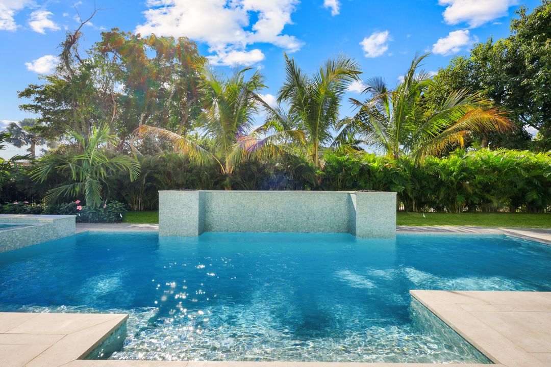 726 Riviera Dr, Naples, FL 34103