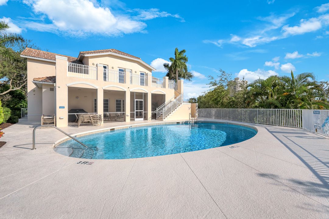 463 Tullamore Ln, Naples, FL 34110
