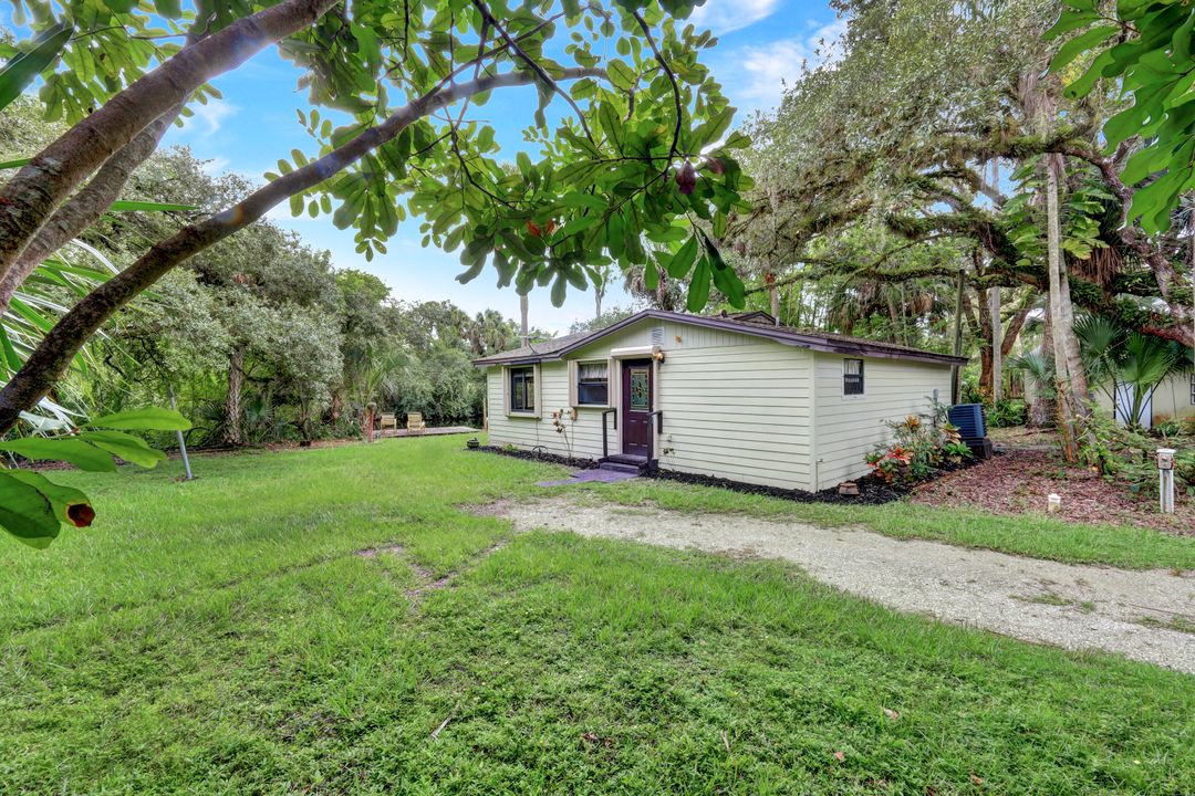 18200 Elmwood Dr, Alva, FL 33920