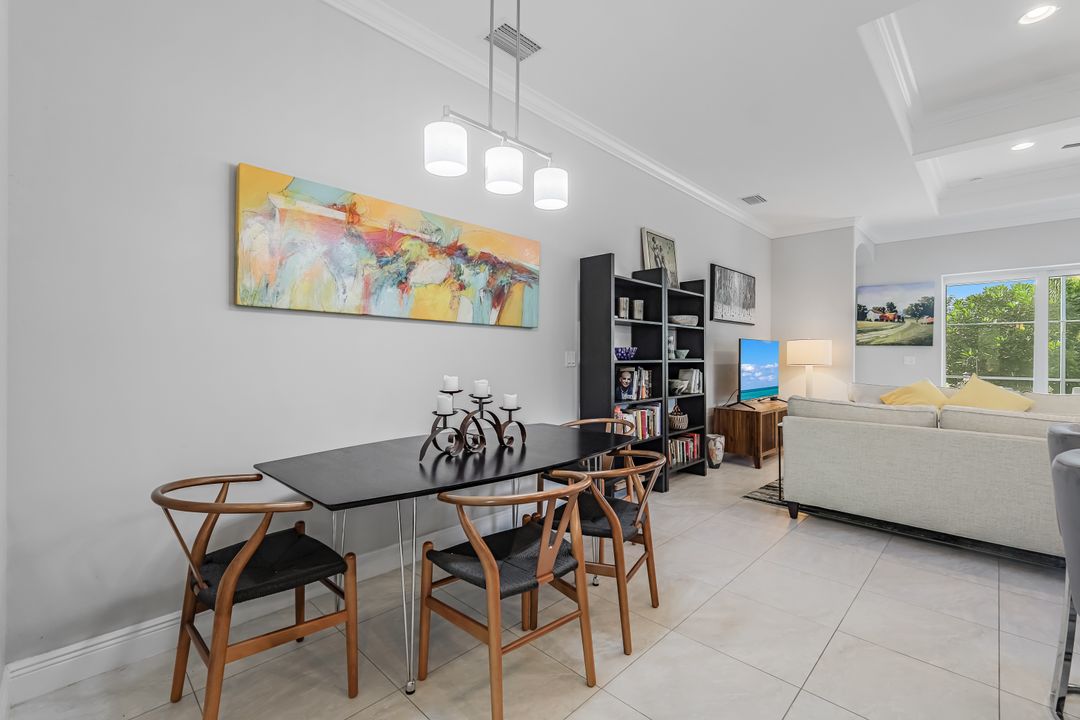 838 95th Ave N, Naples, FL 34108