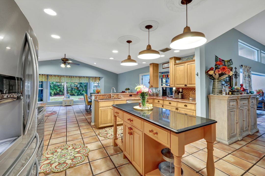 350 Henley Dr, Naples, FL 34104