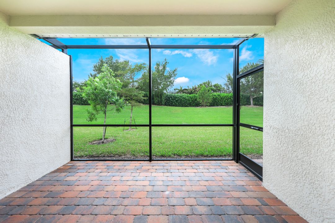 14551 Edgewater Cir, Naples, FL 34114