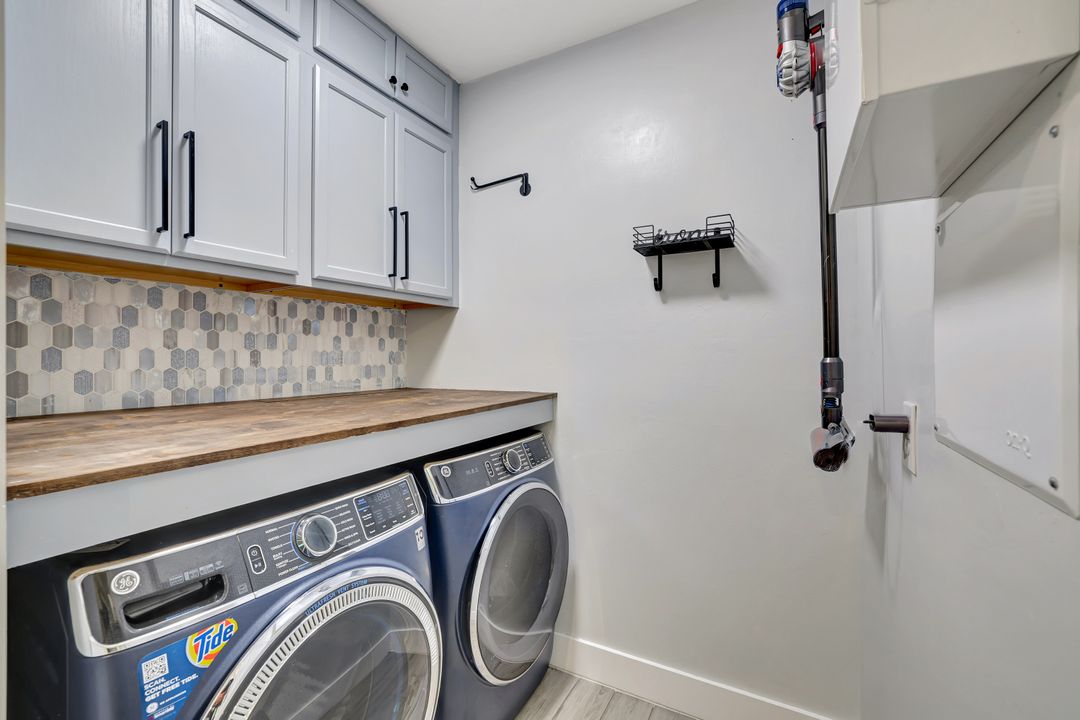 692 Hadley St E, Naples, FL 34104