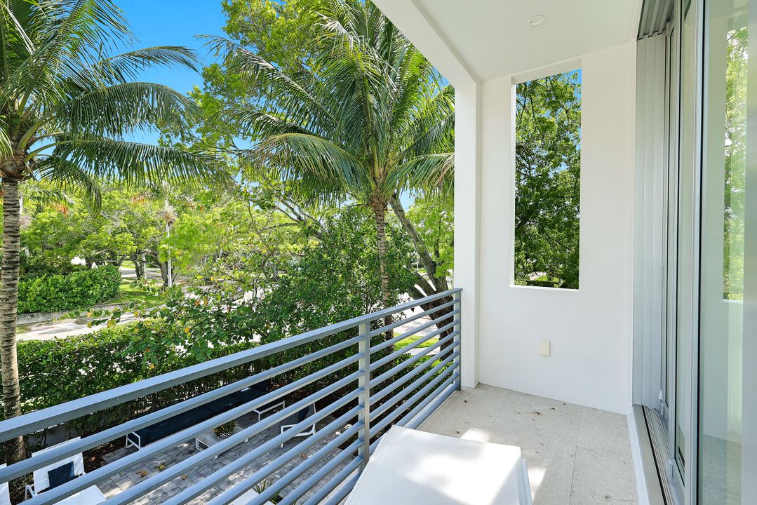 335 Banyan Blvd, Naples, FL 34102