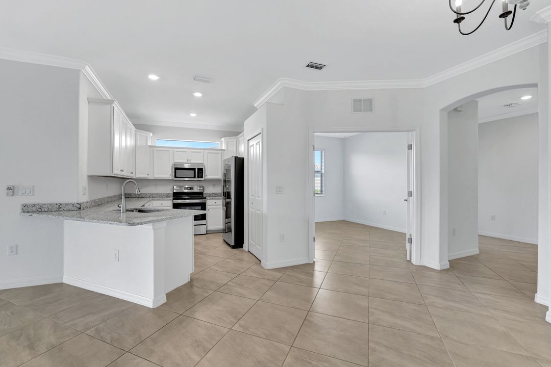 2074 Tamarron Ln, Naples, FL 34120