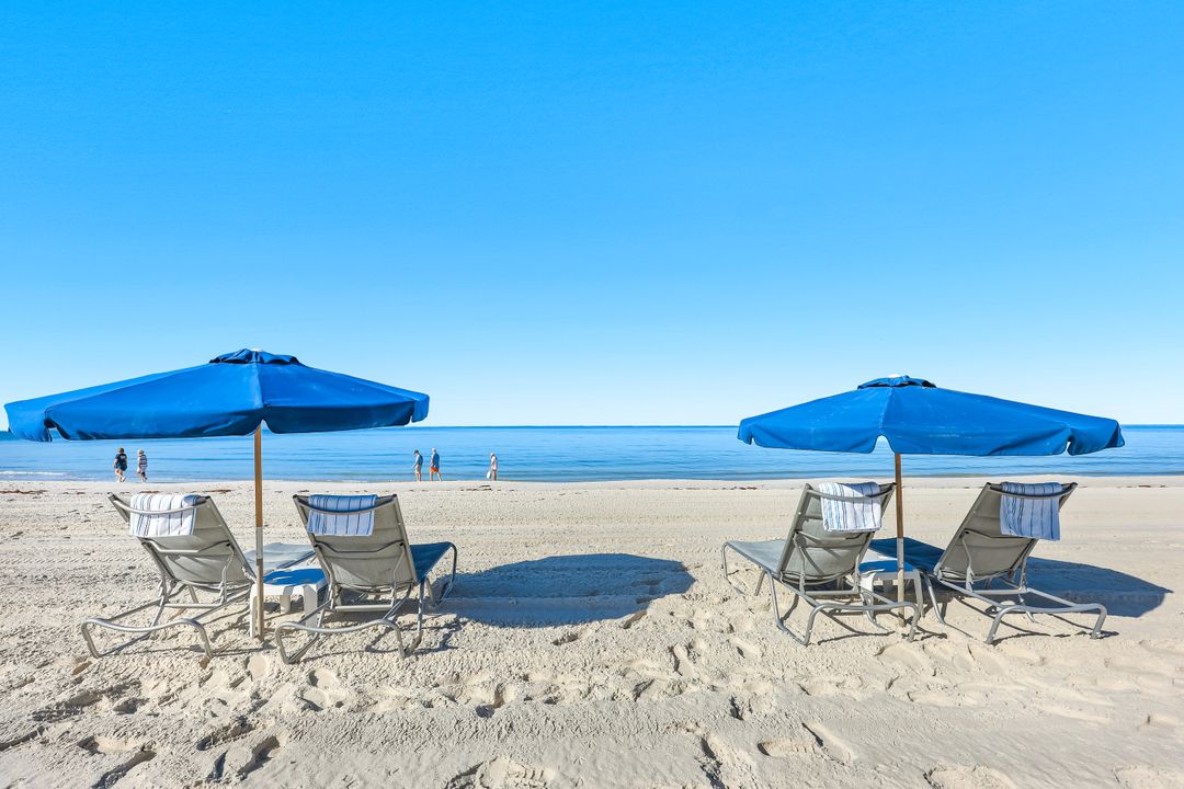 9467 Gulf Shore Dr, Naples, FL 34108