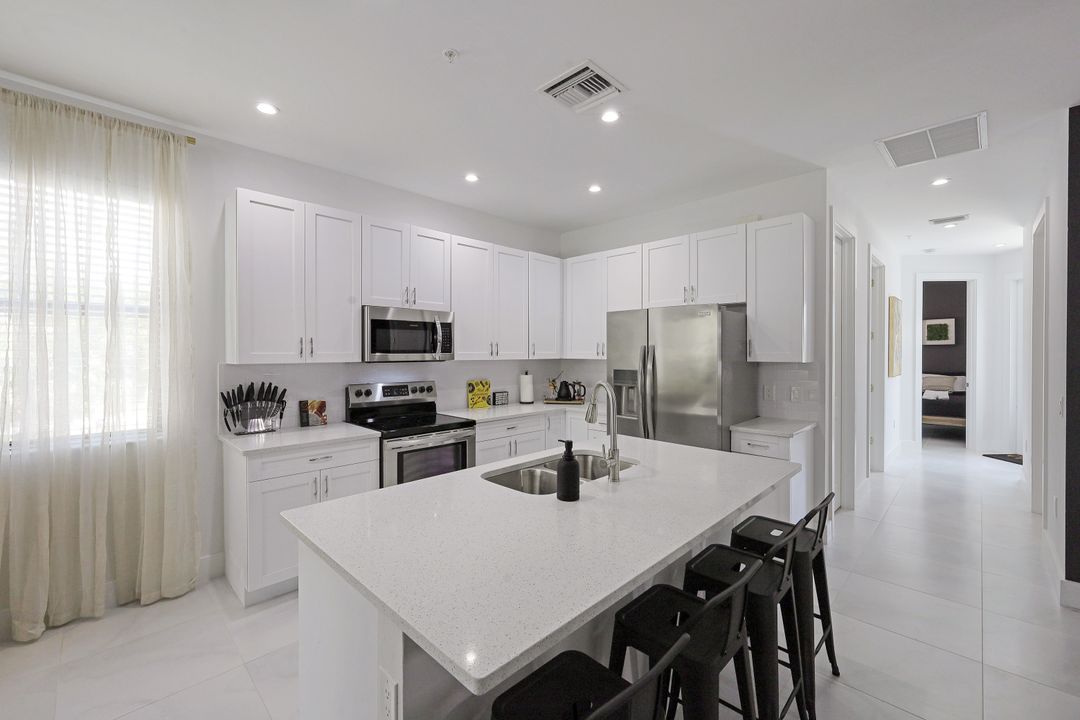 3040 Thomasson Dr, Naples, FL 34112