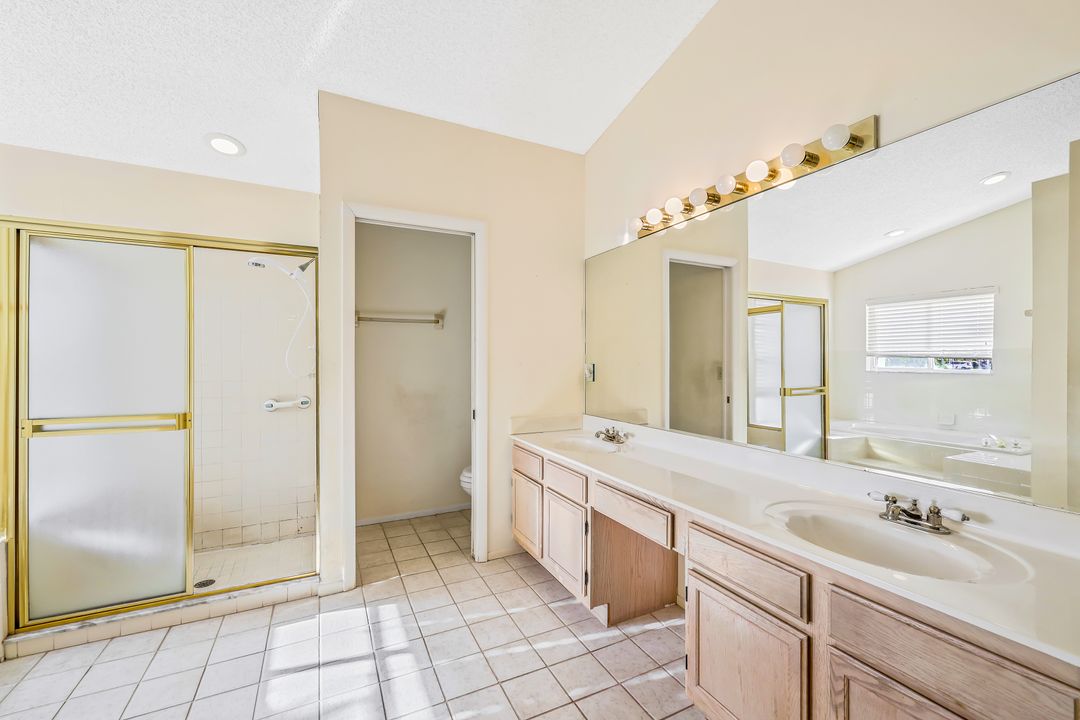 527 SE 37th St, Cape Coral, FL 33904