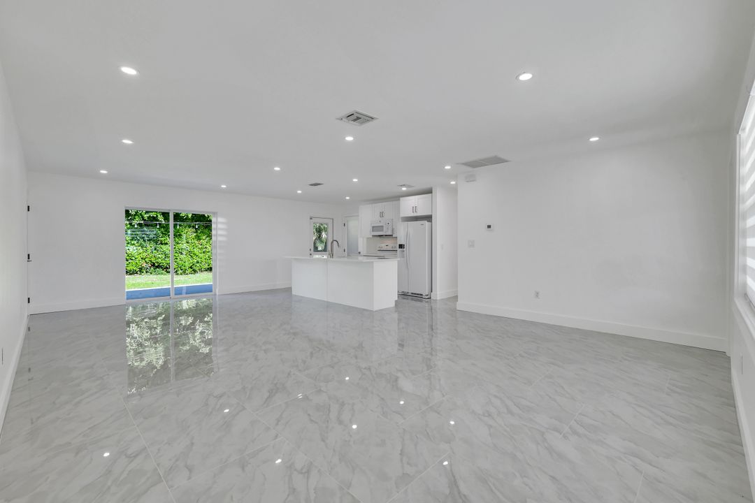 939 Bluebird St, Naples, FL 34104