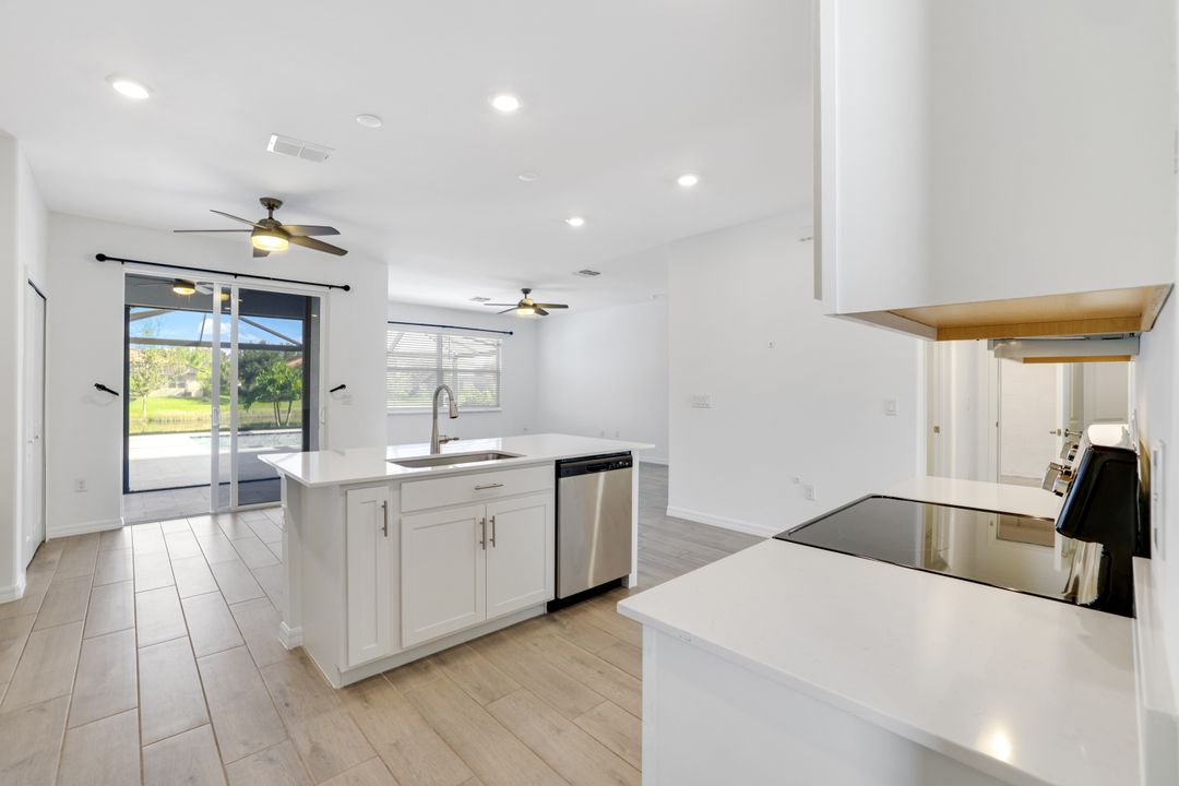 2253 Avocado Ln, Naples, FL 34120