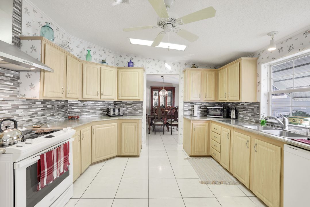 255 Riverwood Rd, Naples, FL 34114