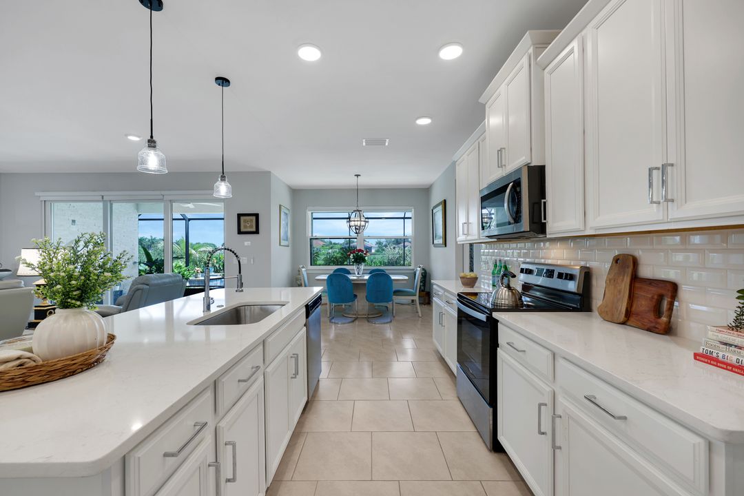 18725 Lake Hammock Dr, Naples, FL 34114