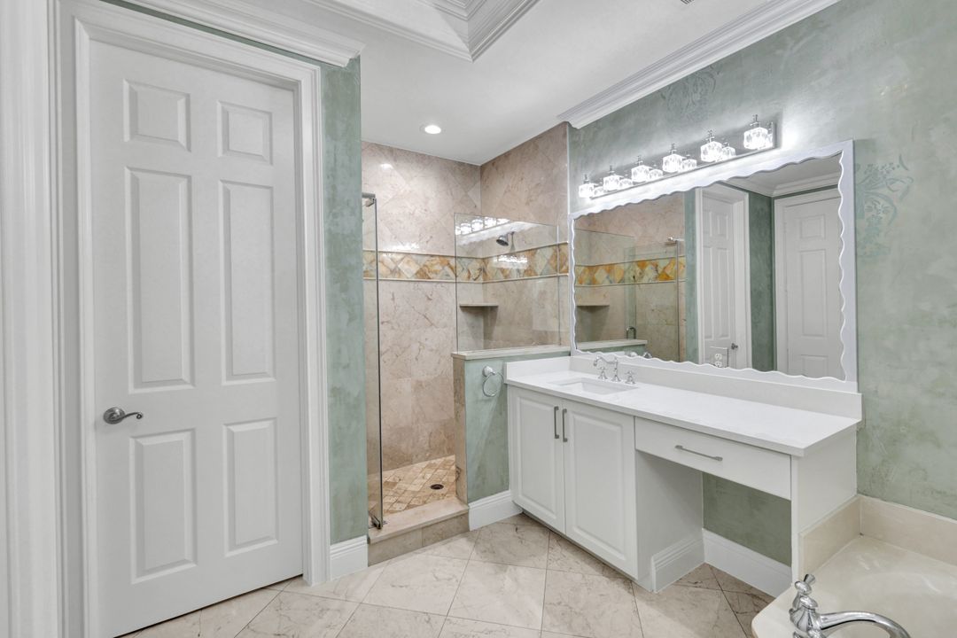 1345 Mariposa Cir #204, Naples, FL 34105