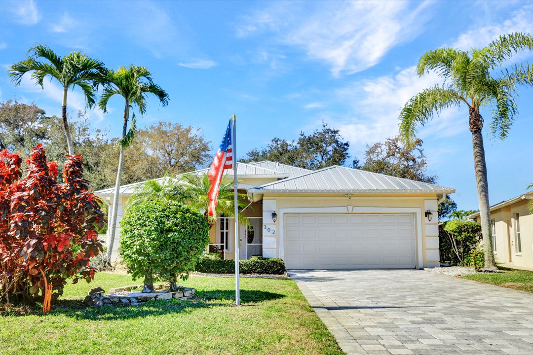 302 Stanhope Cir, Naples, FL 34104