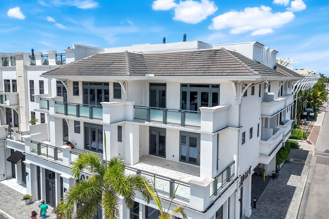 875 6th Ave S #303, Naples, FL 34102