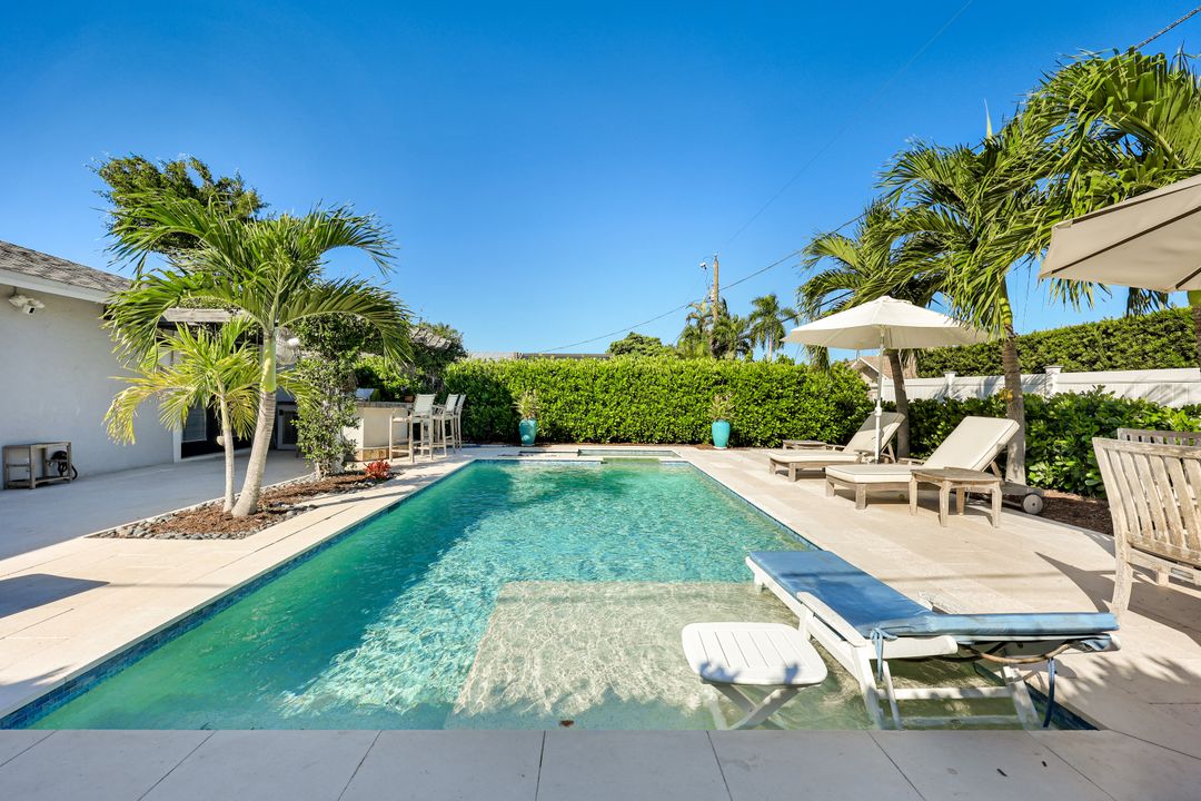 537 104th Ave N, Naples, FL 34108