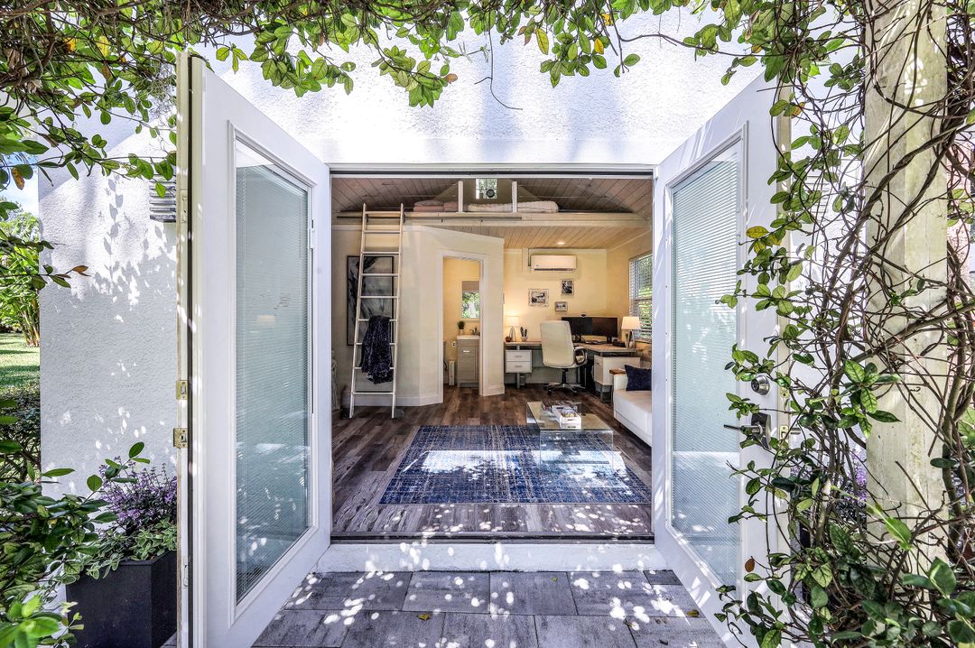 6010 Standing Oaks Ln, Naples, FL 34119